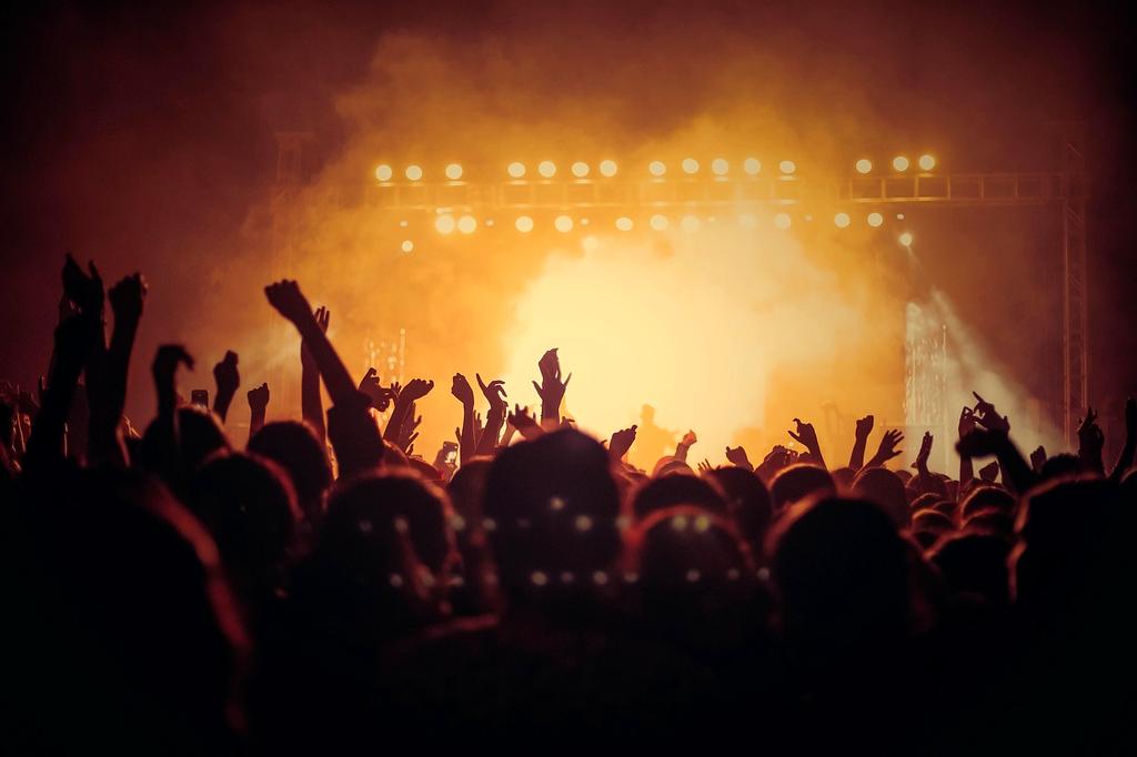 Beleuchtete und lebendige Eventbühne mit Zuschauern