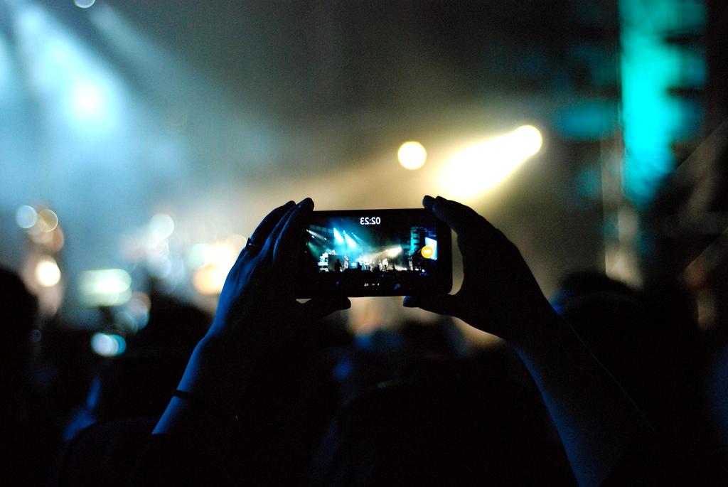 Voice recognition technology interface with sound wave patterns